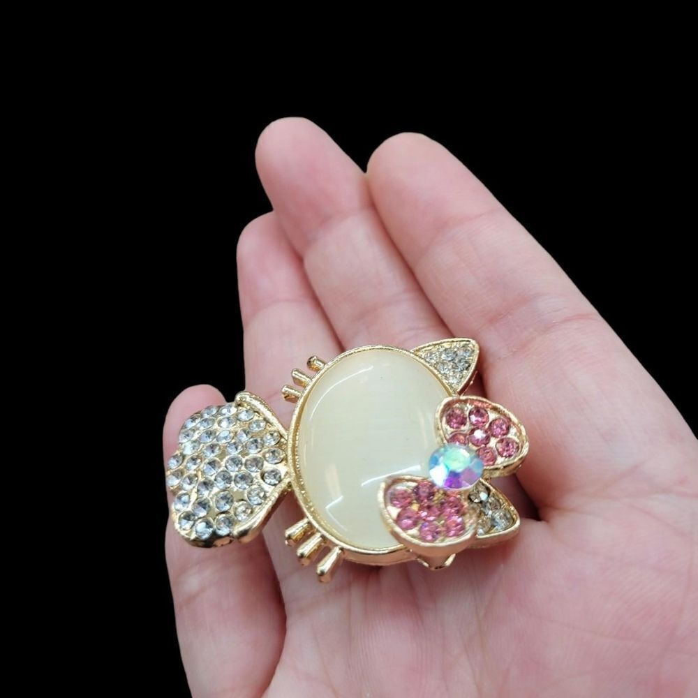 Brand New Hello Kitty Rhinestone Gold With Pink Ribbon Brooch Pin - Picture 5 of 5
